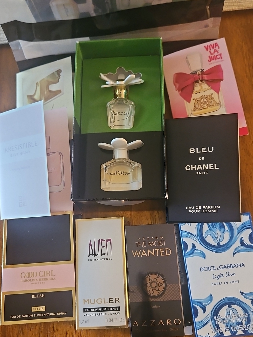 Marc Jacobs Daisy Duo Mini Set Of 2. PLUS 8 Fragrance SAMPLE BUNDLE - Picture 1 of 7